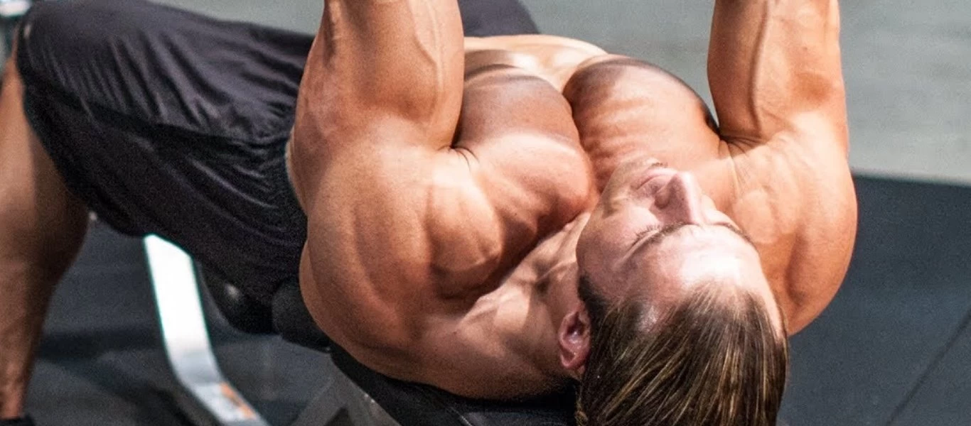 Αυτές οι τρεις ασκήσεις θα κάνουν το στήθος να μοιάζει με... πέτρινο